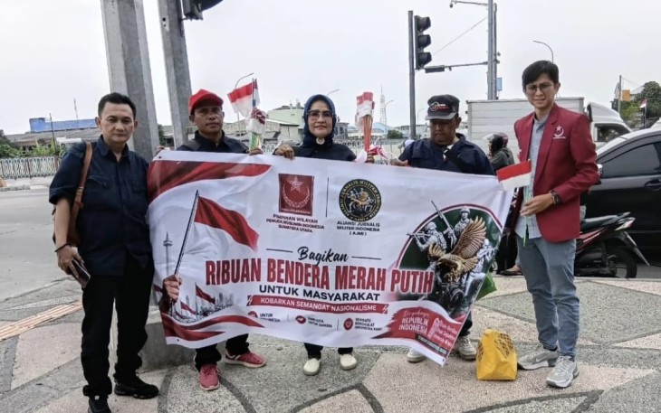 Bersama Babinsa, AJMI dan PW Pemuda Muslim Sumut Bagikan 1945 Bendera Merah Putih 