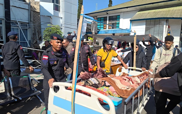 Gempa M 7,7 Guncang NTT, Satbrimob Polda NTT Gerak Cepat Evakuasi Korban dan Buka Akses