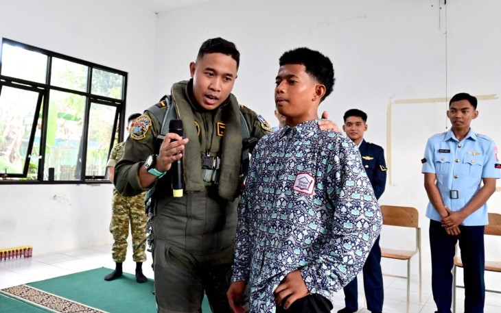 Dari Rasa Ingin Tahu Hingga Cita-Cita, Lanud Sjamsudin Noor Dekatkan Dunia TNI AU Dengan Siswa SRMP 20 Budi Luhur
