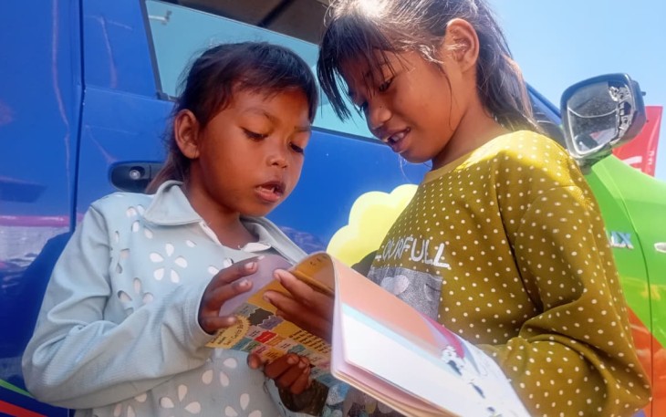 Anak-anak korban gempa membaca buku perpustakaan keliling, Kabupaten Sikka, Selasa (18/8) 
