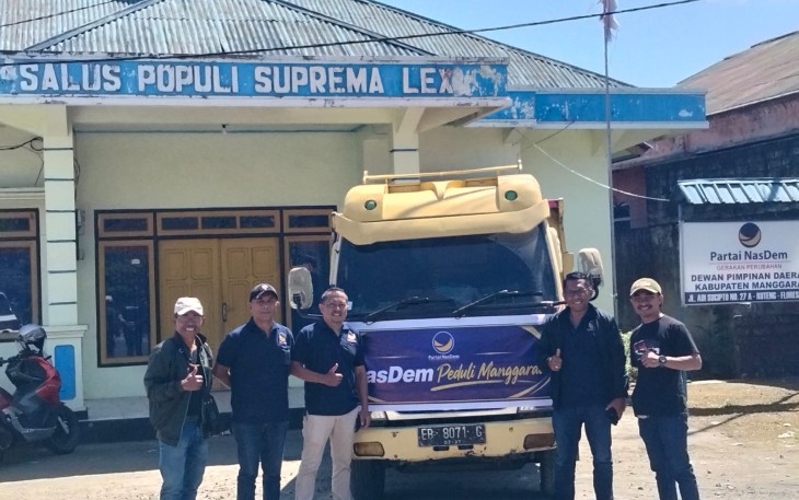 Melalui gerakan kemanusiaan NasDem Peduli, Anggota DPR RI Fraksi Partai NasDem, Julie Sutrisno Laiskodat, menyalurkan paket bantuan sembako dan kebutuhan dasar bagi masyarakat terdampak di Desa Paralando