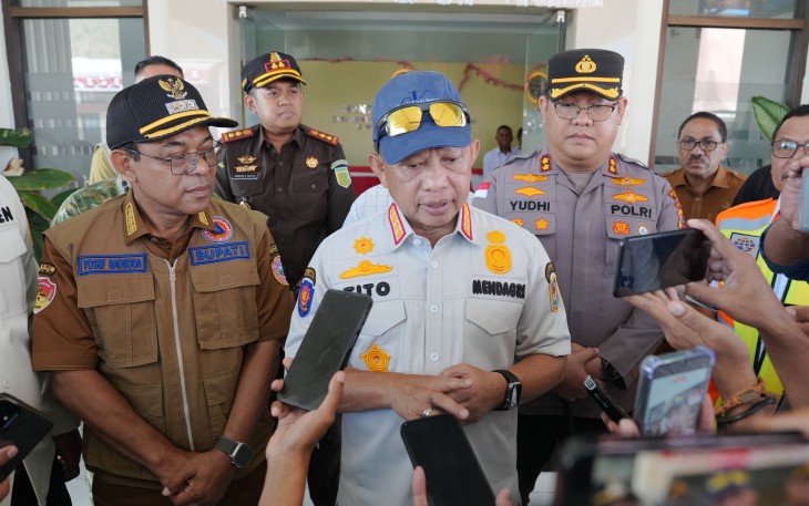 Menteri Dalam Negeri (Mendagri) Muhammad Tito Karnavian meninjau langsung dampak gempa sekaligus mengevaluasi penanganan dan kebutuhan pemulihan di Kabupaten Ende, Nusa Tenggara Timur (NTT), Selasa (18/8/2026)