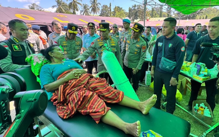 Kapolri Jenderal Pol. Listyo Sigit Prabowo saat meninjau langsung lokasi terdampak dan pengungsian di Kabupaten Manggarai dan Kabupaten Manggarai Timur, Selasa (18/8/2026)
