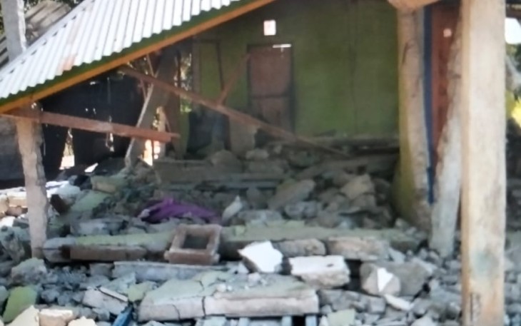 Rumah milik Stanislaus Kurnia Tewang di RT 08 hancur berat pasca gempa M 7,7 yang hingga saat ini belum tersentuh bantuan sembako sama sekali
