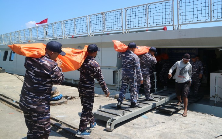 KRI Bung Hatta Angkut Dukungan Logistik ke Kabupaten Manggarai