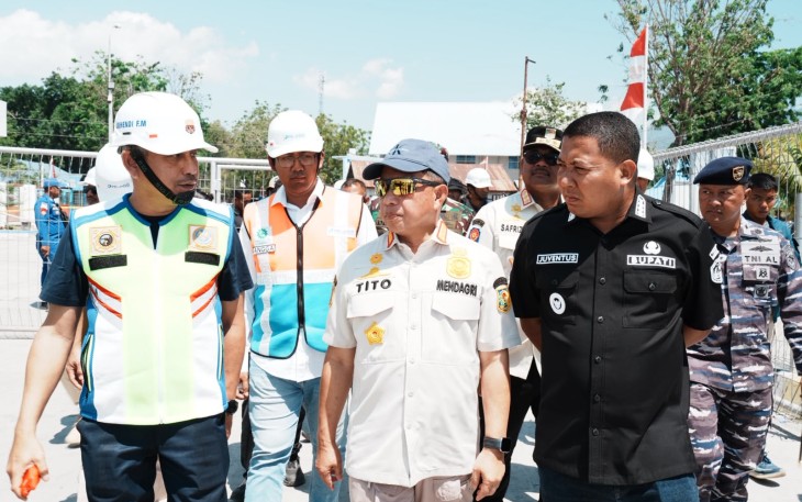 Mendagri Tito Tinjau Lokasi Terdampak Gempa di Pelabuhan Laurentius Say Maumere