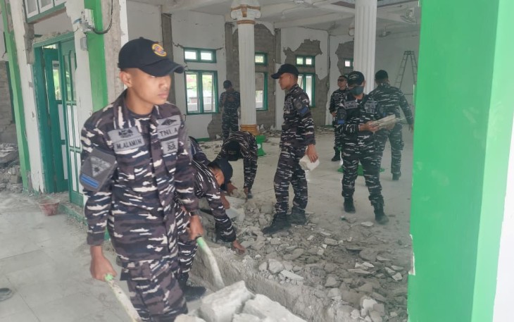 Prajurit TNI AL Bersihkan Fasilitas Ibadah di Kawasan Pelabuhan Reo
