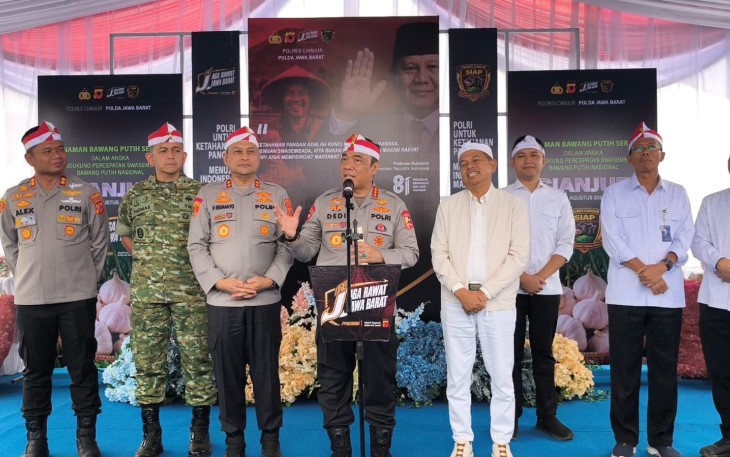 Wakapolri Komjen Pol. Prof. Dr. H. Dedi Prasetyo, M.Hum., M.Si., M.M bagikan 1.000 paket bantuan sosial untuk para petani dan masyarakat di kaki Gunung Gede Pangrango tepatnya di Kampung Maleber, Desa Ciherang, Kecamatan Pacet, Kabupaten Cianjur