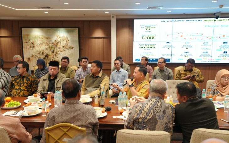 Menteri Dalam Negeri (Mendagri) Muhammad Tito Karnavian bersama Menteri Perumahan dan Kawasan Permukiman (PKP) Maruarar Sirait membahas penanganan rumah warga yang terdampak gempa di Nusa Tenggara Timur (NTT)