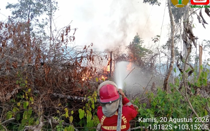 Petugas gabungan berupaya memadamkan api di Kecamatan Muara Bulian, Kabupaten Batang Hari, Provinsi Jambi (20/8) sumber dokumentasi BPBD Kabupaten Batang Hari