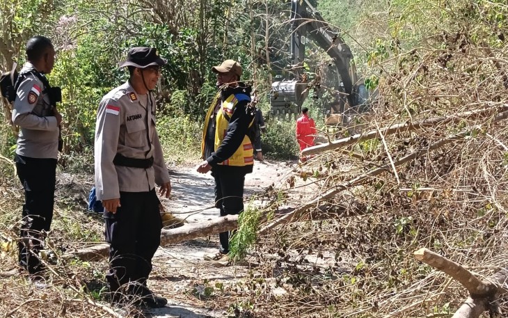 Personel Polri Buka Akses Jalan Terdampak Longsor Menuju Dusun Nitung di Palue