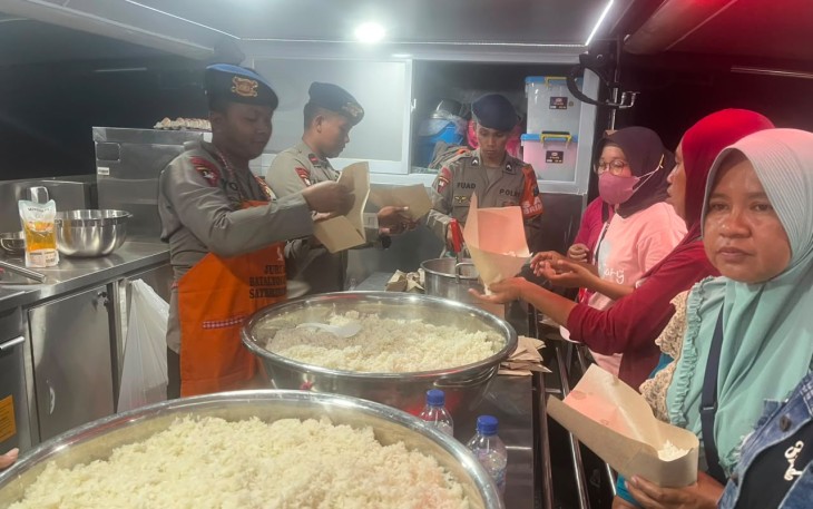 Brimob Polda Jatim Kerahkan Randurlap dan Water Treatment Pasok Makanan dan Air Bersih Pengungsi NTT