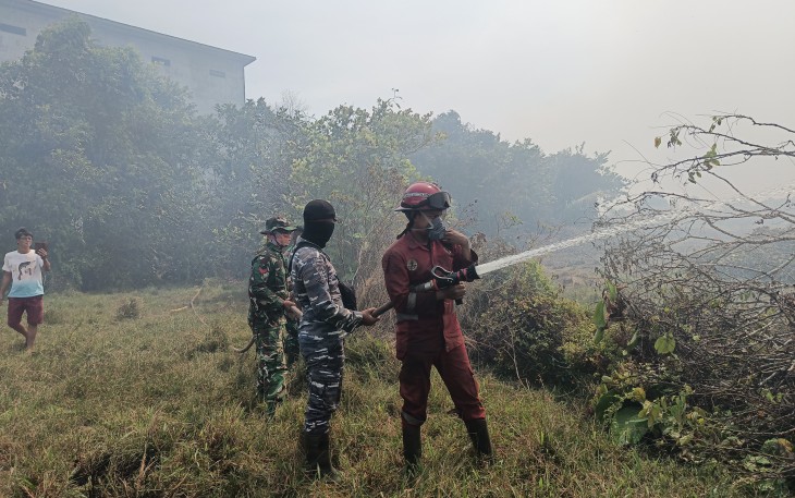 TNI AL Bersama Intansi Terkait Berhasil Padamkan Kebakaran Lahanat di Kendawangan 