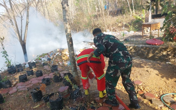 Sinergi Babinsa, Yon TP 886, Damkar dan Warga Berhasil Jinakkan Api di Ngubalan