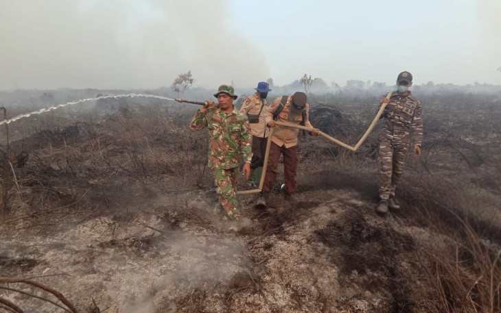 TNI AL Bersama Tim Gabungan Padamkan Karhutla di Reteh 