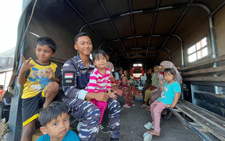 Para penyintas gempa M 7,7 Flores, yang sebelumnya tinggal sementara di pengungsian terpusat Gor Samador, Maumere, Kabupaten Sikka, Nusa Tenggara Timur, naik ke truk TNI AL  untuk diantar kembali ke rumah masing-masing, Senin (24/8)