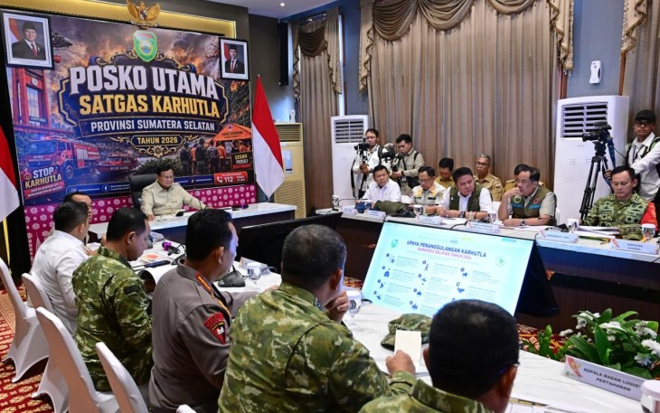 Panglima TNI Jenderal TNI Agus Subiyanto mendampingi Presiden RI Prabowo Subianto dalam kunjungan kerja ke Kota Pekanbaru, Provinsi Riau, dan Kota Palembang, Provinsi Sumatera Selatan