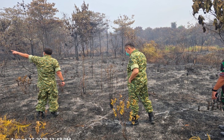 Brigjen TNI Zamroni Tim Penyuluh Karhutla Wilayah Sintang Tinjau Karhutla di Desa Balai Agung