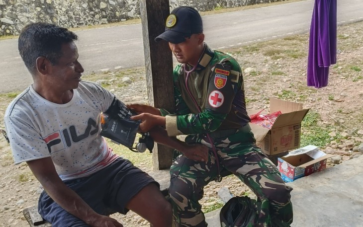 Wujud Kepedulian di Perbatasan, Yonarmed 12 Kostrad Layani Kesehatan Masyarakat
