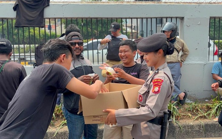 Bagikan Makanan dan Minuman di DPR RI