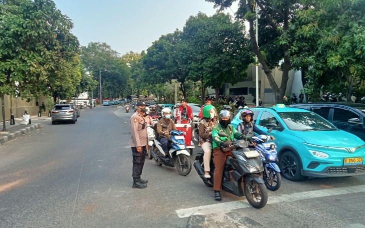Polisi Pastikan Situasi Pejompongan-Petamburan Terkendali, Warga Tetap Beraktivitas Seperti Biasa