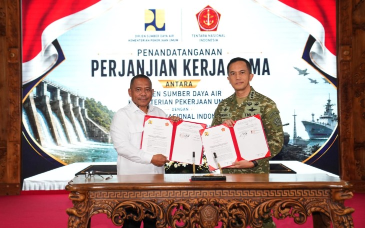 Kepala Staf Teritorial (Kaster) TNI Letjen TNI Bambang Trisnohadi bersama Direktur Jenderal Sumber Daya Air Kementerian PU Arnold A.P. Ritiauw menandatangani Perjanjian Kerja Sama (PKS)