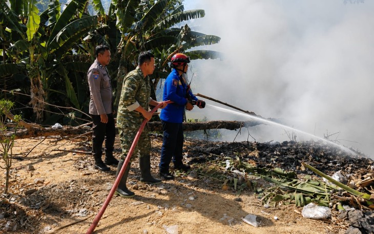 Api Lahap Tumpukan Sampah dan Rumpun Bambu, Babinsa Bersama Damkar Berjibaku Jinakkan Api