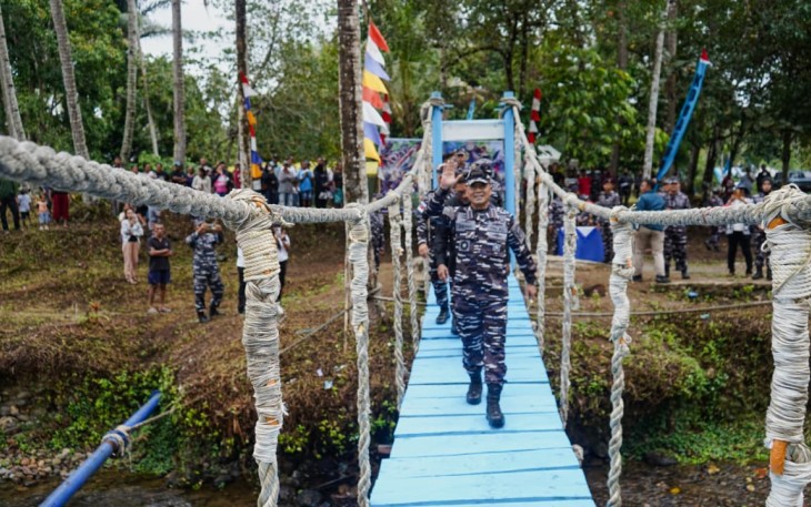 Hujan Tak Halangi Pangkoarmada RI Resmikan Jembatan Kori dan Gelar Bakti Sosial di Negeri Tawiri