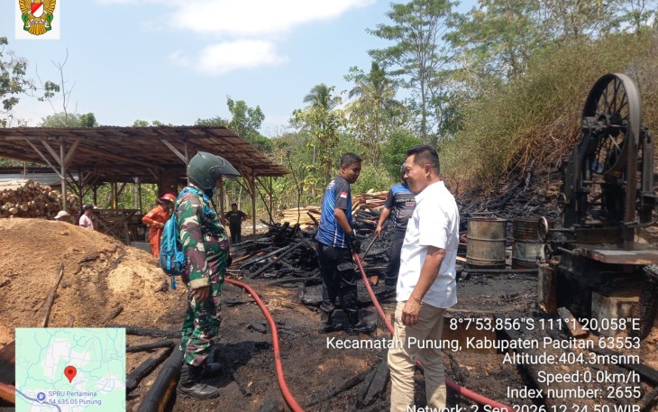 Tempat Usaha Kayu Terbakar di Punung, Anggota Koramil Bantu Padamkan dan Evakuasi 
