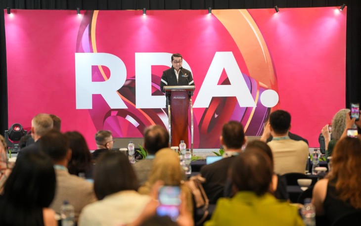Menteri Ekonomi Kreatif/Kepala Badan Ekonomi Kreatif (Ekraf), Teuku Riefky Harsya, memberi sambutan pada acara Radiodays Asia 2026 di Hotel Aryaduta, Jakarta, Rabu (2/9/2026)