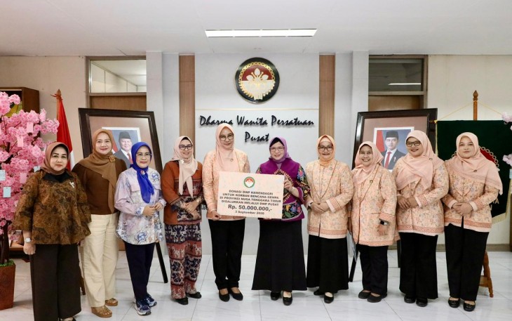 Bantuan tersebut diserahkan langsung oleh Ketua DWP Kemendagri Niken Tomsi Tohir kepada Ketua Bidang Sosial Budaya (Sosbud) DWP Pusat Sri Hartanti Azhar di Kantor DWP Pusat, Jakarta, Kamis (3/9/2026)