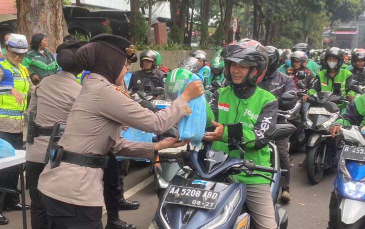 Jumat Peduli, Polda Metro Jaya Berbagi Sembako kepada Pengemudi Ojol