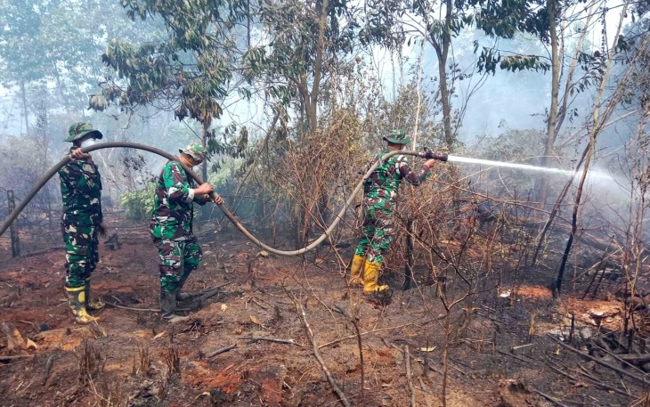Satgas Darat Lanud Sjamsudin Noor Pantang Pulang Sebelum Bara Terkendali