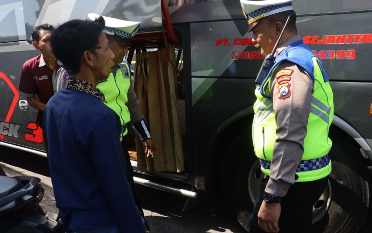 Polres Pelabuhan Tanjung Perak Gelar Ramp Check Bus Peziarah di Sunan Ampel