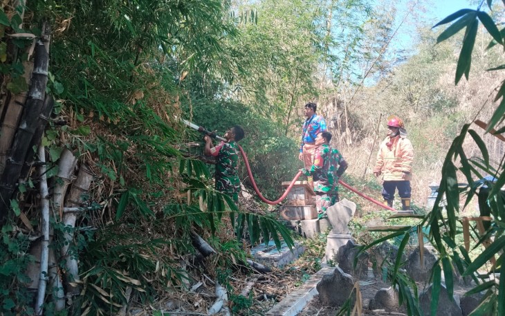 Babinsa dan Warga Sigap Jinakkan Api di Rumpun Bambu Winongo