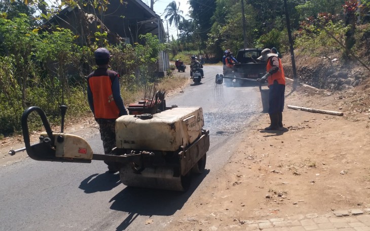 DPUBM Kabupaten Malang Perbaiki Jalan Berlubang di Dusun Druju, Warga Apresiasi