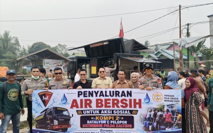 Brimob Kalteng Hadir di Tengah Warga Juking Panjang, Salurkan Air Bersih