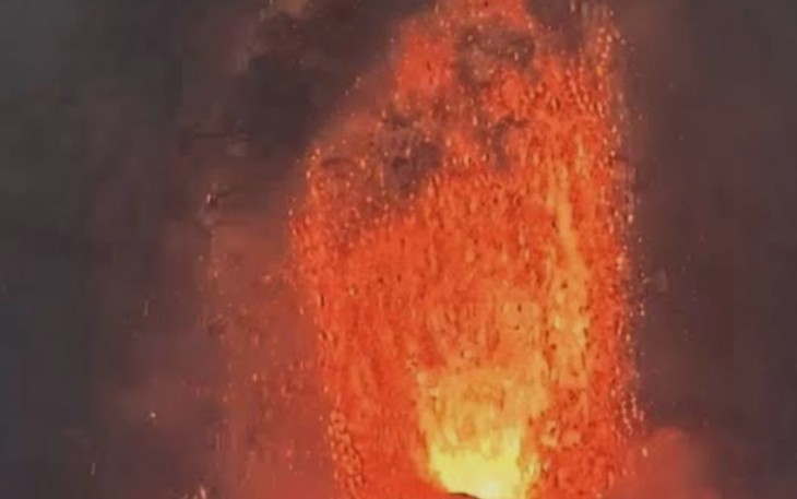 Erupsi Gunung Anak Krakatau 