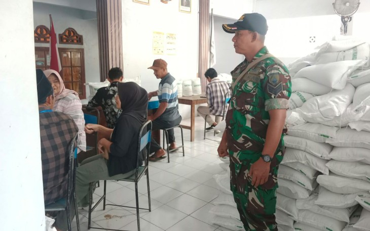 TNI Dampingi Penyaluran 30 Kg Beras Bulog untuk 468 KPM di Trenggalek