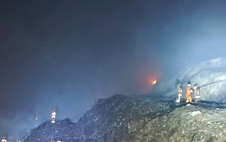 Sejumlah petugas gabungan melakukan upaya pemadaman kebakaran lahan TPA Putri Cempo, Kota Solo, Jawa Tengah, Senin (7/9).