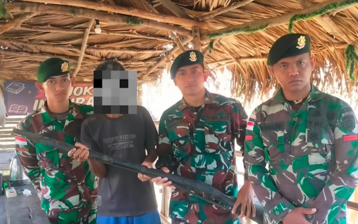 Yonarmed 12 Kostrad Terima Senjata dari Warga Lamaksenulu