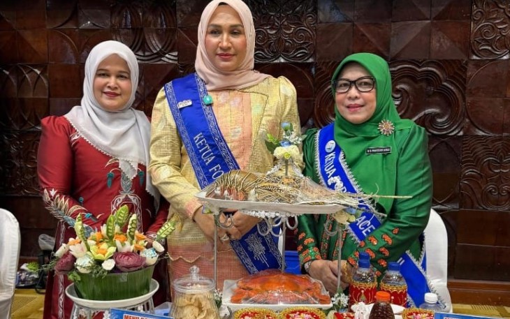 Ketua Forikan Aceh, Nyonya Marlina Usman (tengah) bersama Ketua Forikan Aceh Singkil, Habibatussania (kanan) menampilkan hasil olahan lobster dan kepiting dalam lomba masak serba ikan