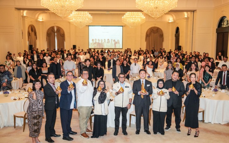 Menteri Ekonomi Kreatif/Kepala Badan Ekonomi Kreatif (Ekraf) Teuku Riefky Harsya, bersama para penerima Golden Swirl Awards 2026 dalam rangkaian Jakarta Dessert Week (JDW) 2026 di Le Chateau Marqen Hotel, Jakarta Barat, Senin (14/9/2026)