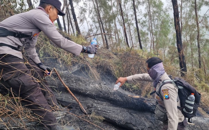 Tembus Ketinggian 1.800 MDPL, Tim Gabungan Polres Blitar Jinakkan Api di Gunung Buthak