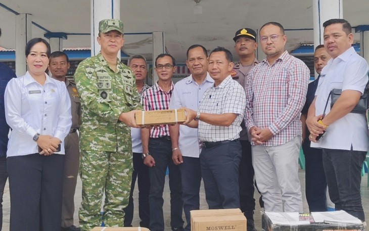 Satgas Karhutla TNI Kawal Penyaluran Bantuan Korporasi untuk Desa Terdampak di Melawi
