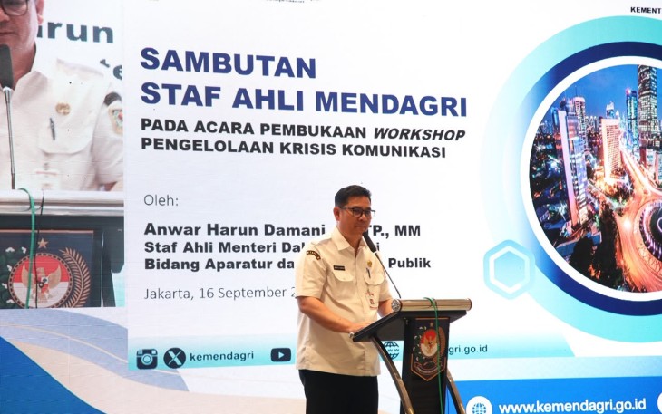 Staf Ahli Menteri Bidang Aparatur dan Pelayanan Publik Kemendagri Anwar Harun Damanik saat membuka Workshop Pengelolaan Krisis Komunikasi di Grand Orchardz Hotel Kemayoran