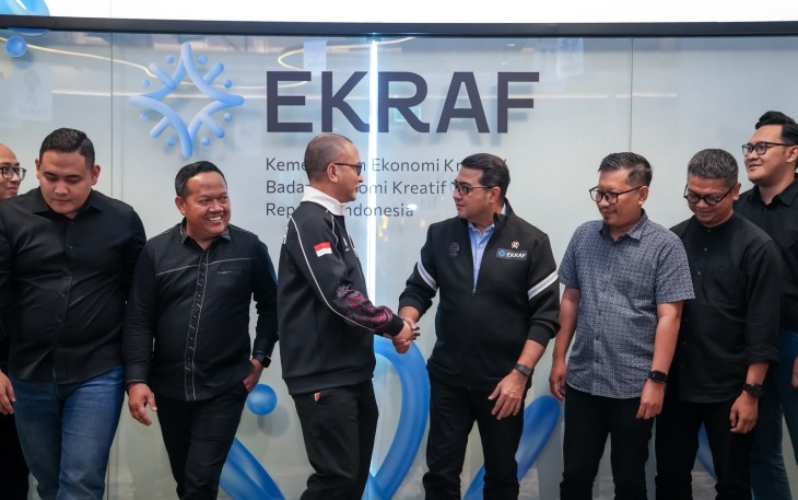 Menteri Ekonomi Kreatif/Kepala Badan Ekonomi Kreatif (Ekraf), Teuku Riefky Harsya (keempat kanan), bersalaman dengan Ketua Umum Indonesia Creative Cities Network (ICCN), Tubagus Fiki Chikara Satari (ketiga kiri), seusai menerima audiensi ICCN di Kantor Kementerian Ekonomi Kreatif, Jakarta, Rabu (16/09/2026)