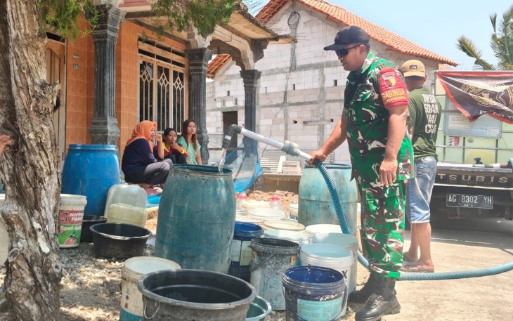 TNI dan Komunitas Eltrek Salurkan 4.000 Liter Air Bersih ke Warga Sukokidul