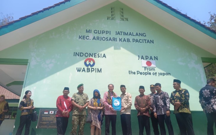 Danramil 0801/03 Arjosari dan Forkompicam Dampingi Konjen Jepang Monitoring Pembangunan Ruang Kelas Baru MI GUPPI Jatimalang