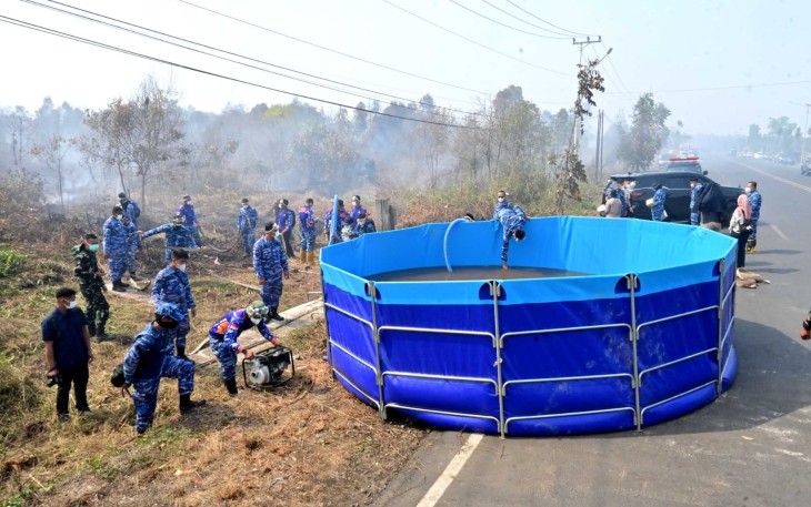 Lanud Sjamsudin Noor Kerahkan Tangki Portable dan Gambut Injection di Kawasan Ring I Bandara Sjamsudin Noor Atasi Titik Api Karhutla
